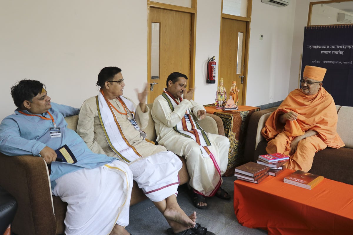 Pujya Bhadresh Swami in discussion with pandits of Kashi
