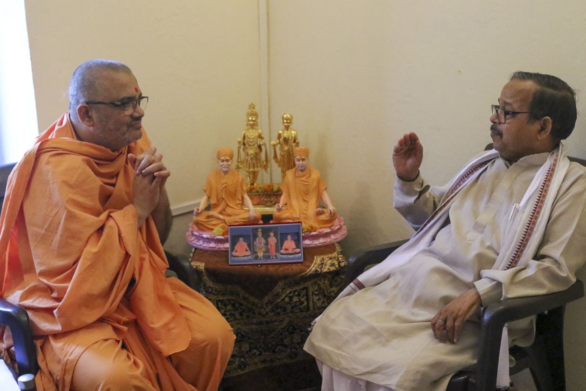 Pujya Bhadresh Swami in discussion with a pandit