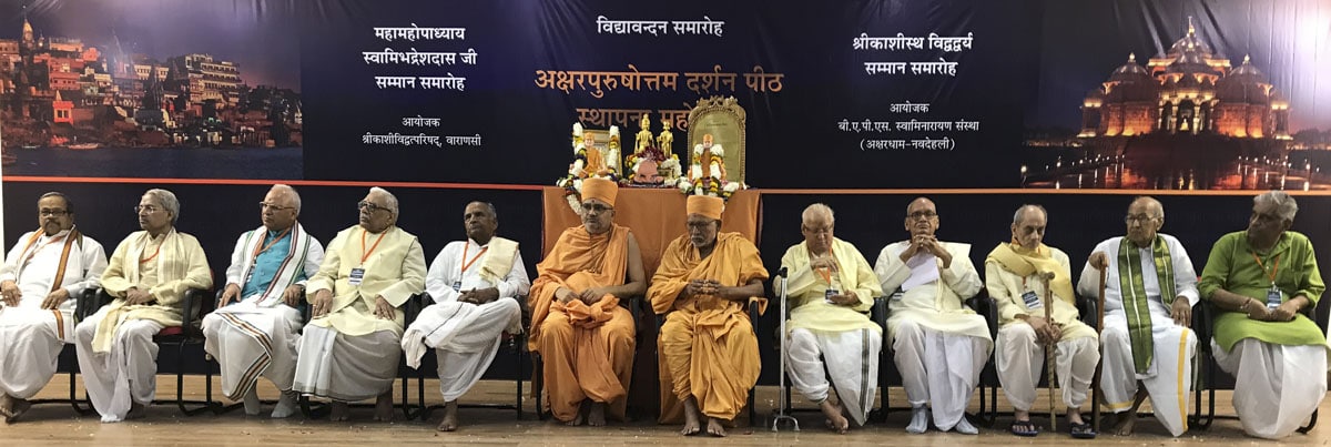 Pujya Bhaktipriya Swami (Kothari Swami), Pujya Bhadresh Swami and guests on the stage