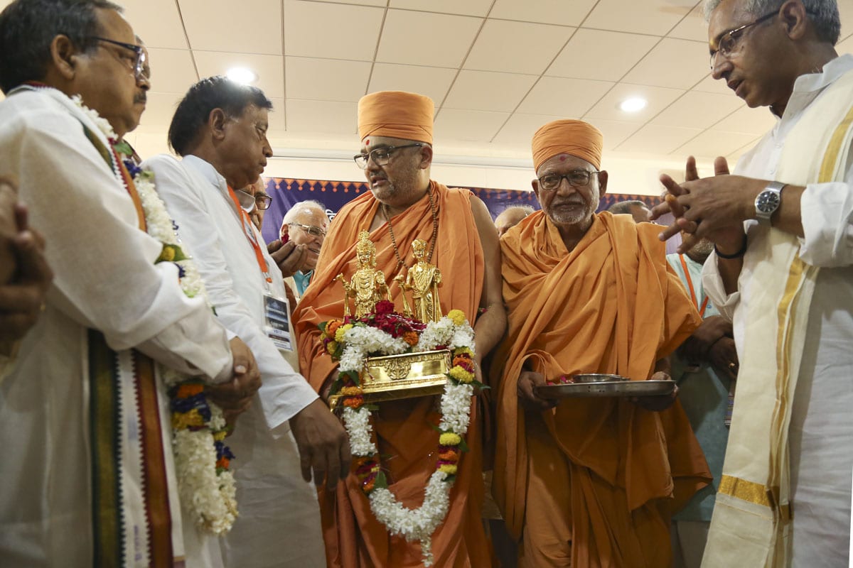 Establishing the murtis of Akshar-Purushottam Maharaj for Pith