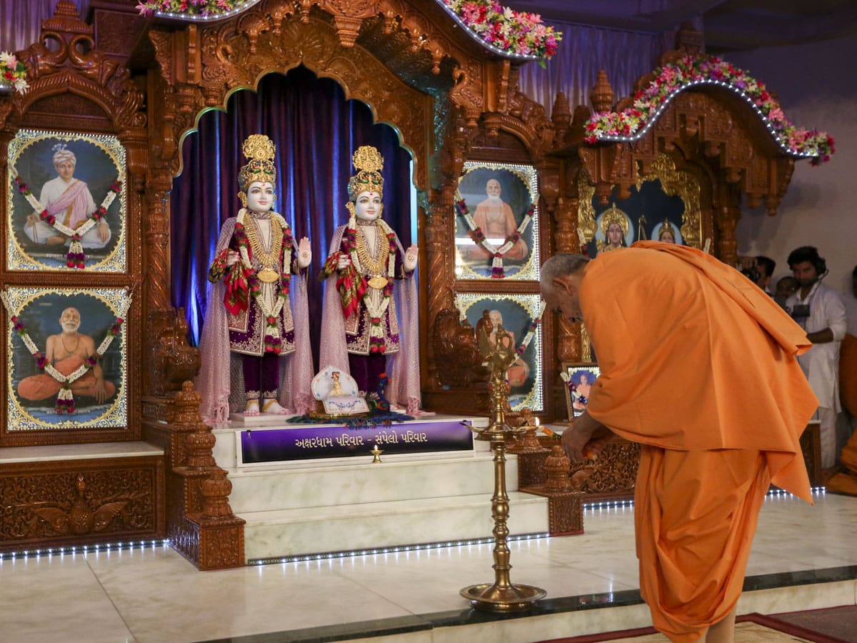 Param Pujya Mahant Swami Maharaj lights the inaugural lamp