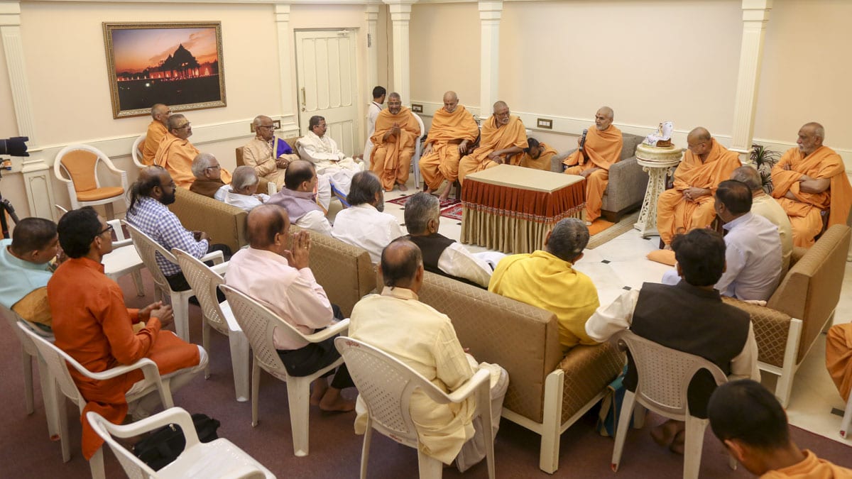 Scholars meet with HH Mahant Swami Maharaj and senior swamis