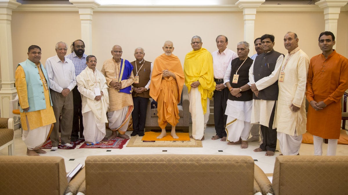 Scholars with HH Mahant Swami Maharaj