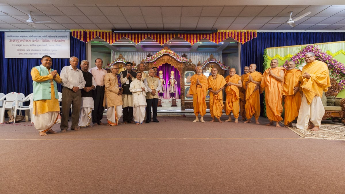 Senior sadhus and scholars with Thakorji and Swamishri
