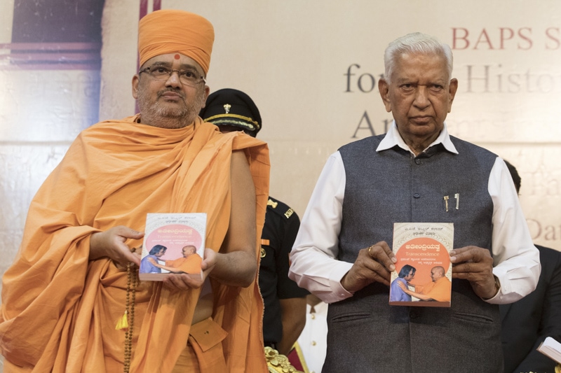 HE Vajubhai Vala and Bhadreshdas Swami inaugurate ‘Atindriyatva’ a Kannada translation by Smt. Girija Sastry of ‘Transcendence’