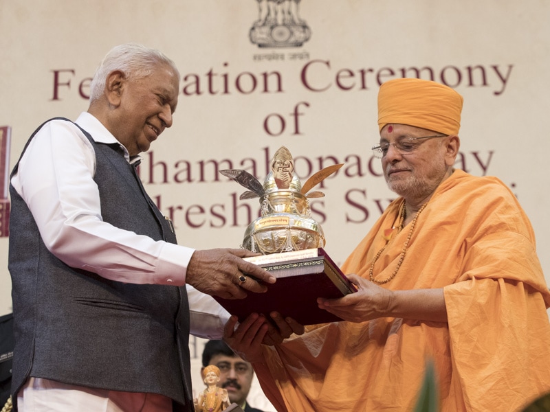 Pujya Ishwarcharan Swami presents Amrut kalash to HE Vajubhai Vala