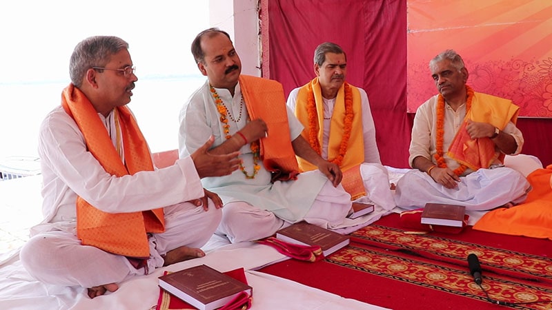 Committee members of Śrī Kāšī Vidvat Parisad acclaim Sadhu Bhadreshdas Swami's new text