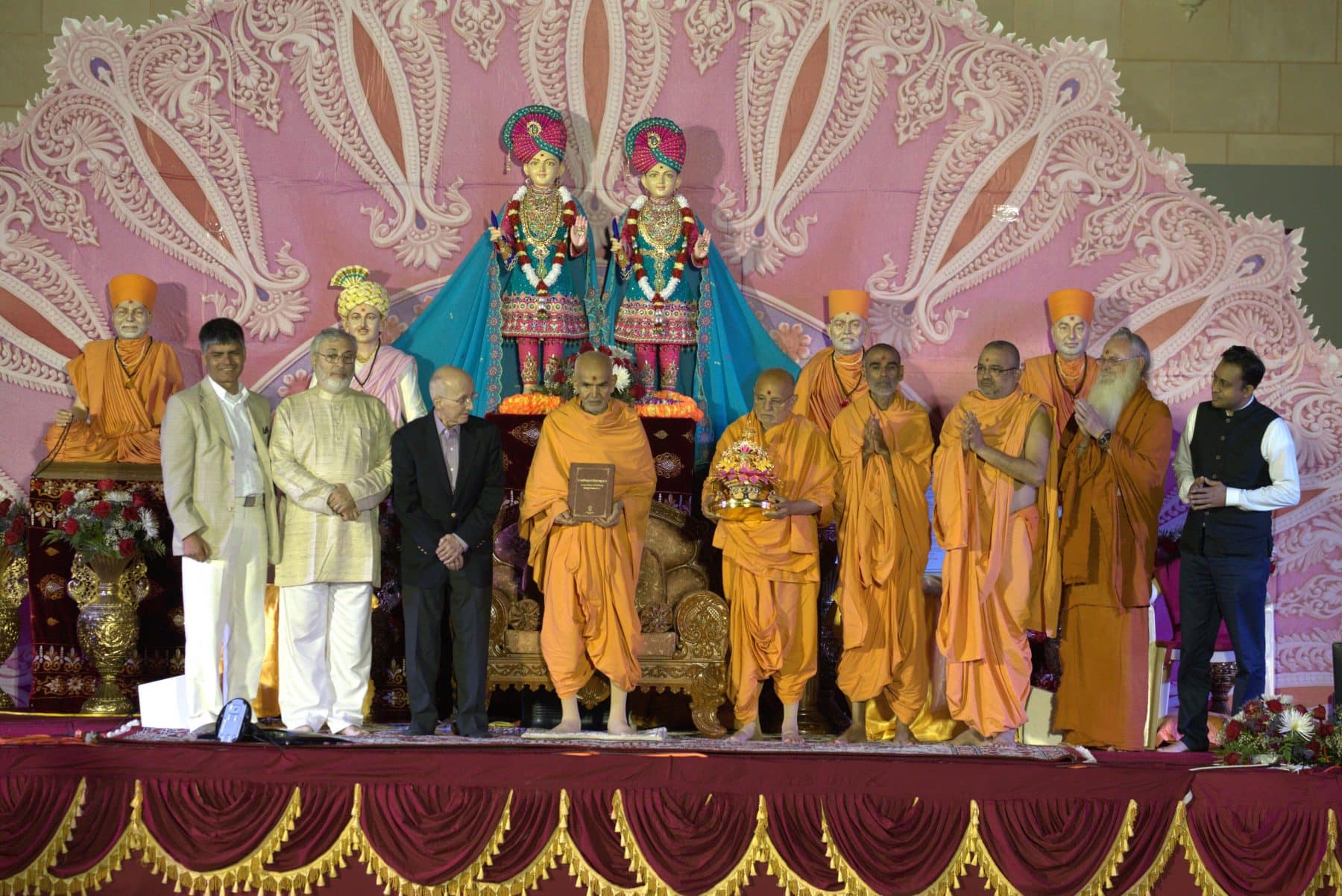 Distinguished scholars present at the event, from left to right – Professor Sthaneshwar Timalsina, Professor Graham Schweig, Professor Cardona, His Holiness Mahant Swami Maharaj, Sadguru Pujya Ishwarcahrandas Swami, Pujya Anandswarupdas Swami, Mahāmahopādyāya Pujya Bhadreshdas Swami, Paramacharya Sadasivanatha Palaniswami from Hinduism Today, and Professor Deven Patel.