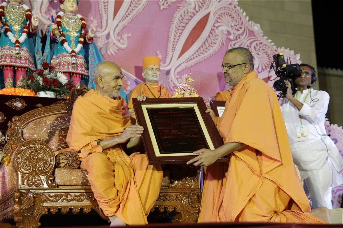 HH Mahant Swami Maharaj sanctifies the Swaminarayana-Siddhanta-Sudha recognition letter given by the Śrī Kāśī Vidvat Pariṣad to Mahāmahopādyāya Pujya Bhadreshdas Swami