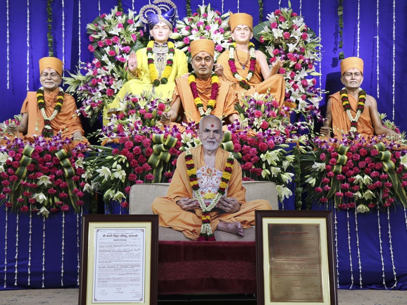 Mahāmahopādyāya Sadhu Bhadreshdas Swami, the author of the vādagrantha Svāminārāyaṇasiddhāntasudhā – Parabrahm Svāminārāyaṇa Prabodhitum Akṣarapuruṣottama Darśanam, at the assembly