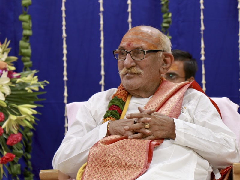 Mahāmahopādyāya Acharya Shri Ramyatna Shuklaji, Adhyaksha of Shri Kāśī Vidvat Pariṣad, at the assembly