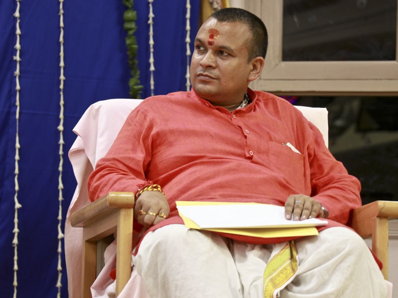 Acharaya Shri Ramnarayan Dwivedi, Mantri of Shri Kāśī Vidvat Pariṣad, at the assembly