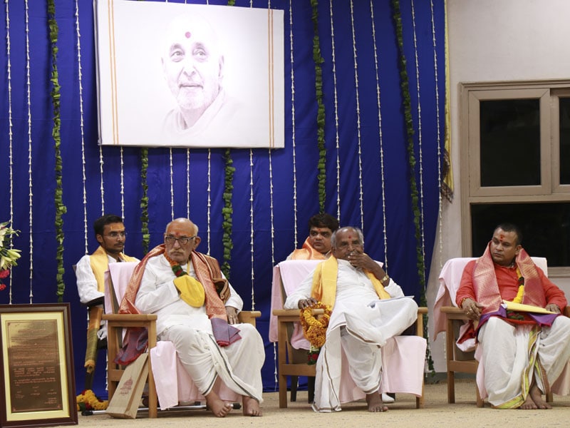 Distinguished Pandits of Shri Kāśī Vidvat Pariṣad at the assembly