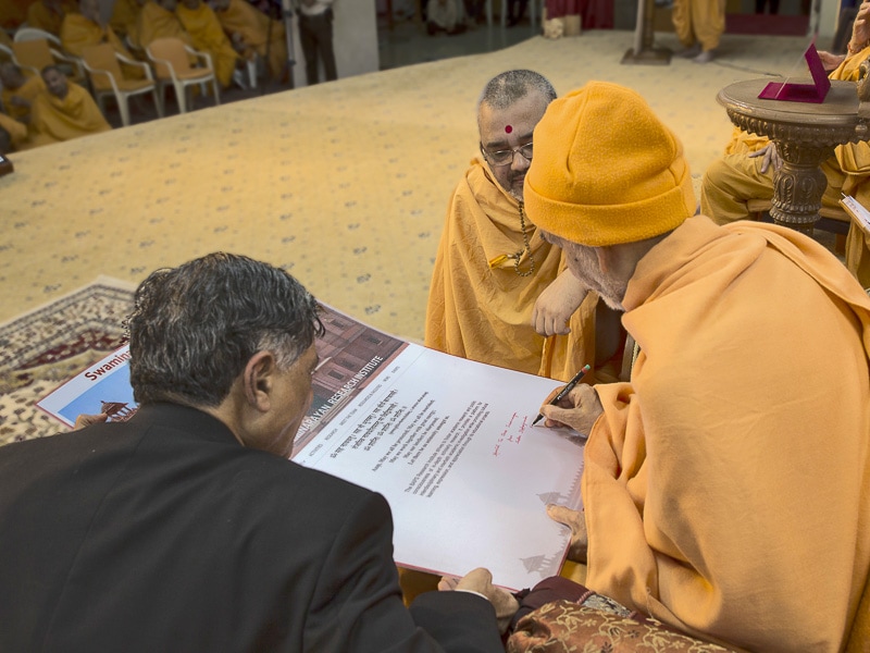 Param Pujya Mahant Swamiji Maharaj inaugurates the new website for BAPS Swaminarayan Research Institute - swaminarayanresearch.akshardham.com