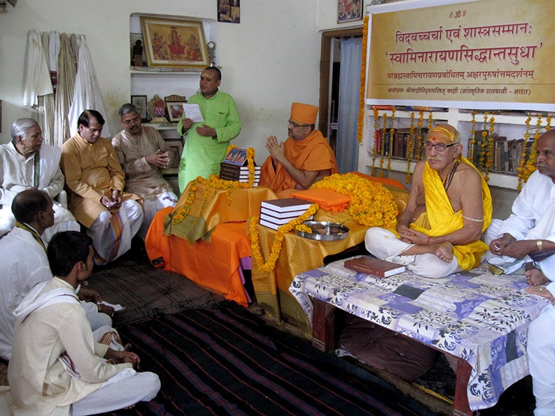 Committee members of Śrī Kāśī Vidvat Parisad gather for the acclamation of the text ‘Swaminarayansiddhantasudha’ – Parabrahma Svāminārāyaṇa Prabhodhitam Akṣara-Puruṣottama Darśanam