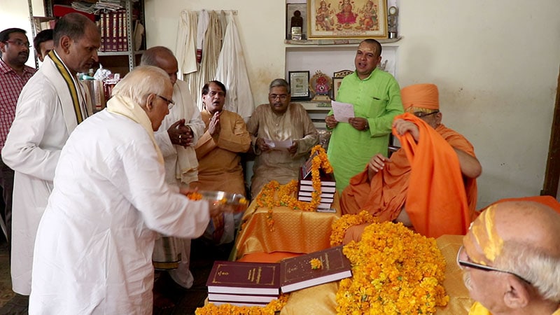 Committee members of Śrī Kāśī Vidvat Parisad perform aarti