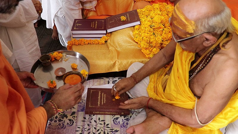 President of Śrī Kāśī Vidvat Parisad, Mahamahopadhyaya Ramyatna Shuklaji venerates the text