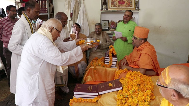 Committee members of Śrī Kāśī Vidvat Parisad perform aarti