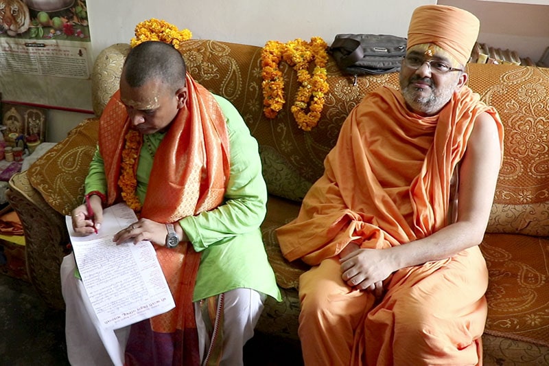 Maha-Mantri of Śrī Kāśī Vidvat Parisad, Mahamahopadhyaya Shri Shivji Upadhyaya signs the letter of declaration